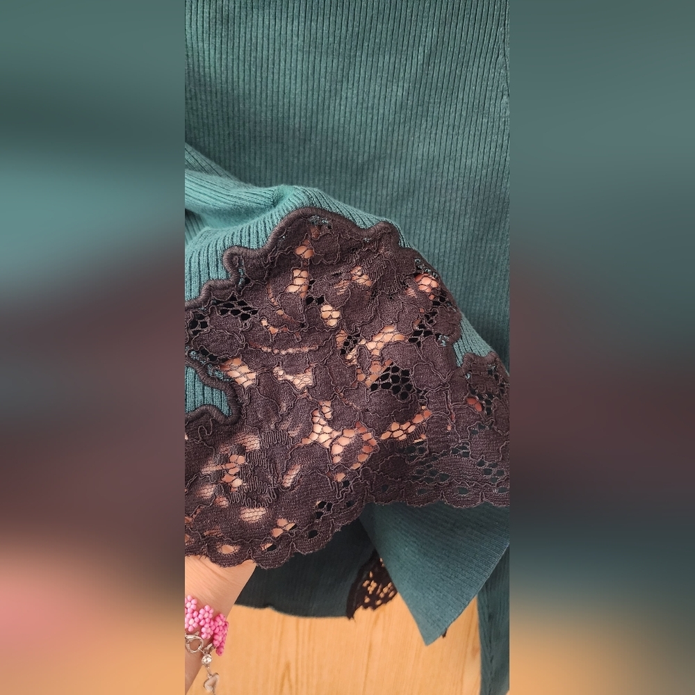 Express Green and Black Flutter Sleeve Crop Blouse - Picture 4 of 6